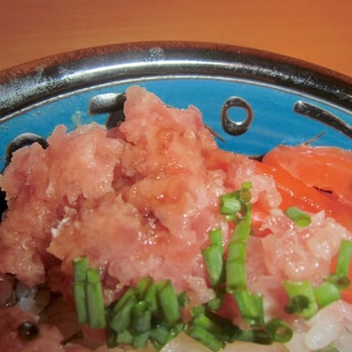 ネギマグロとサーモンのキムチマヨ丼